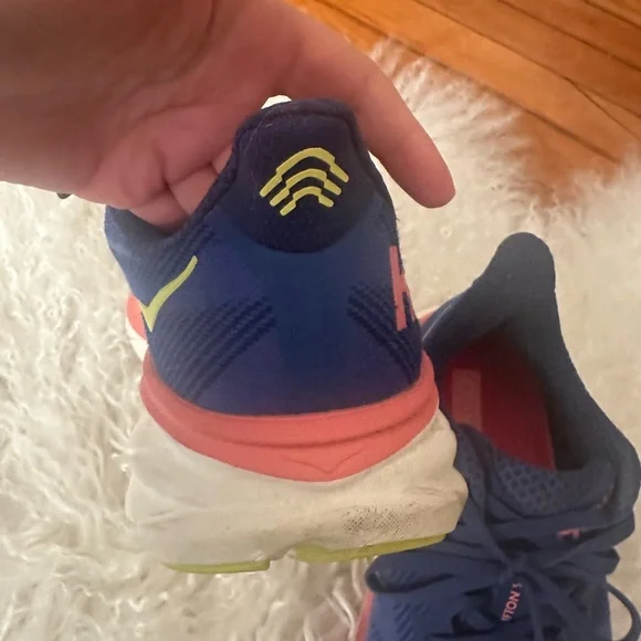 Hoka one one Clifton 9 wide- size 9.5 WIDE WIDTH - Picture 10 of 13